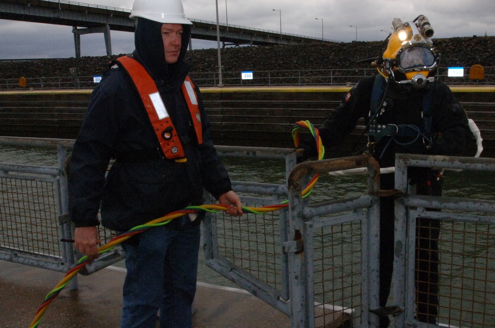 Dive team inspects Pickwick Lock ahead of dewatering