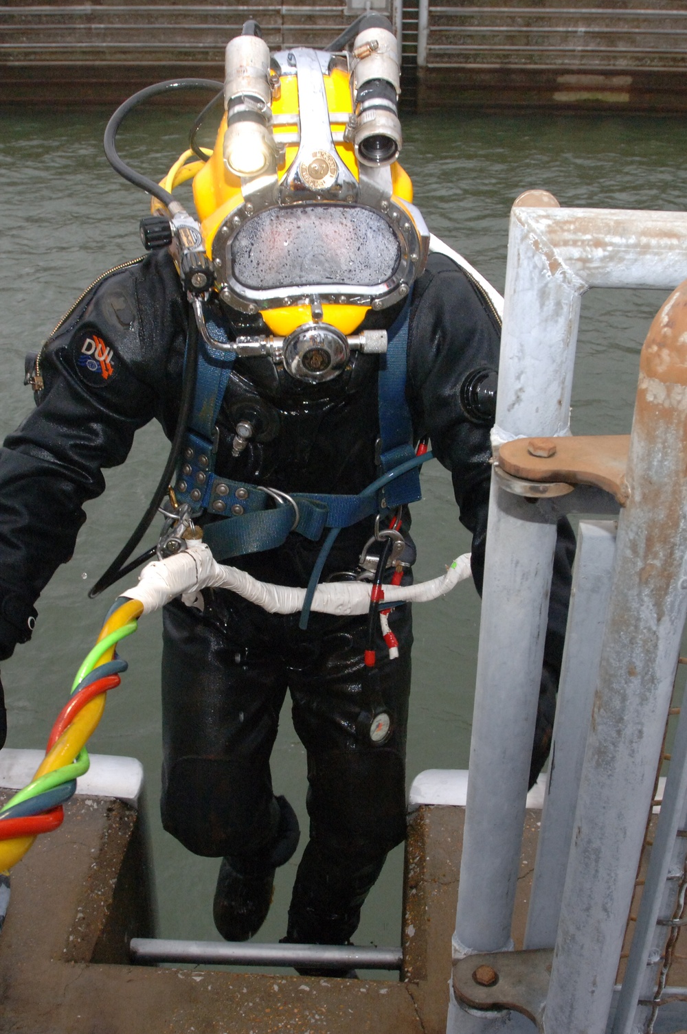 Dive team inspects Pickwick Lock ahead of dewatering