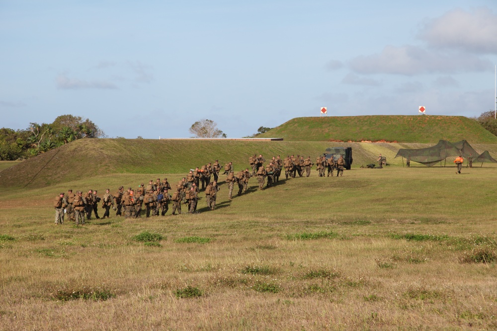 Marines team up with Guam’s SWAT in marksmanship training