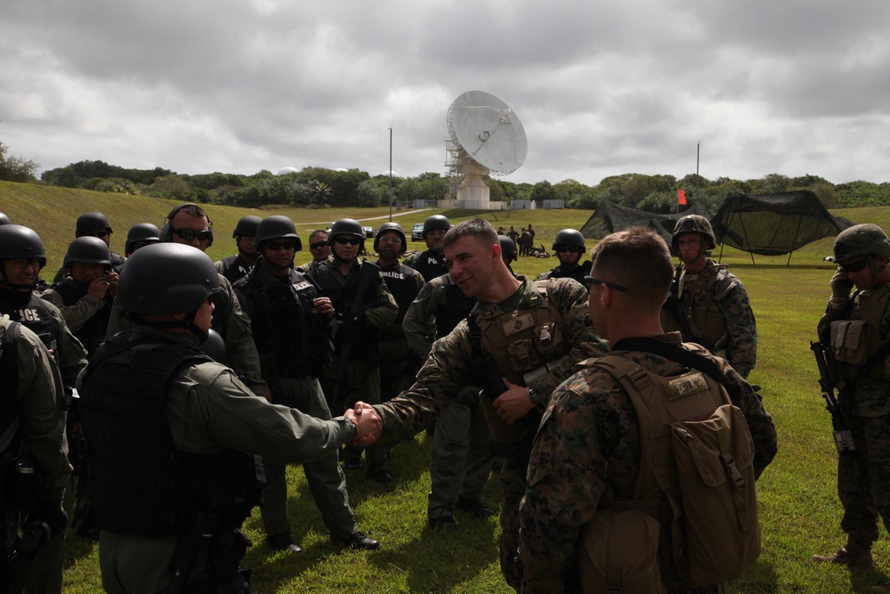 Marines team up with Guam’s SWAT in marksmanship training