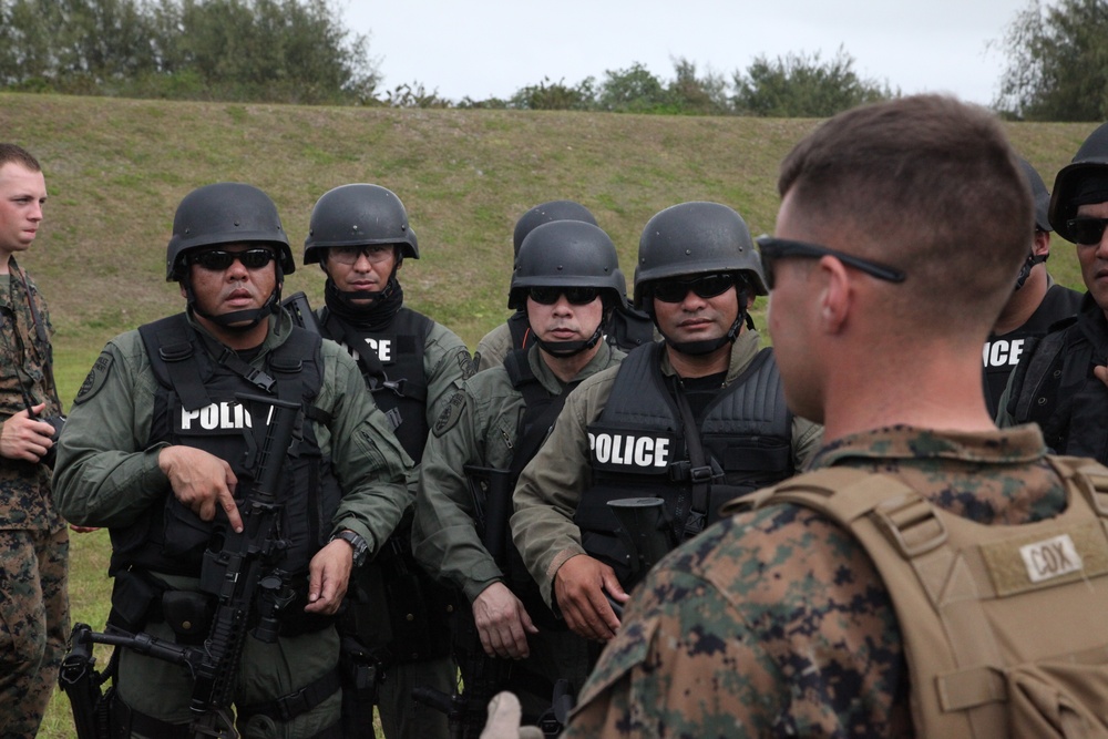 Marines team up with Guam’s SWAT in marksmanship training