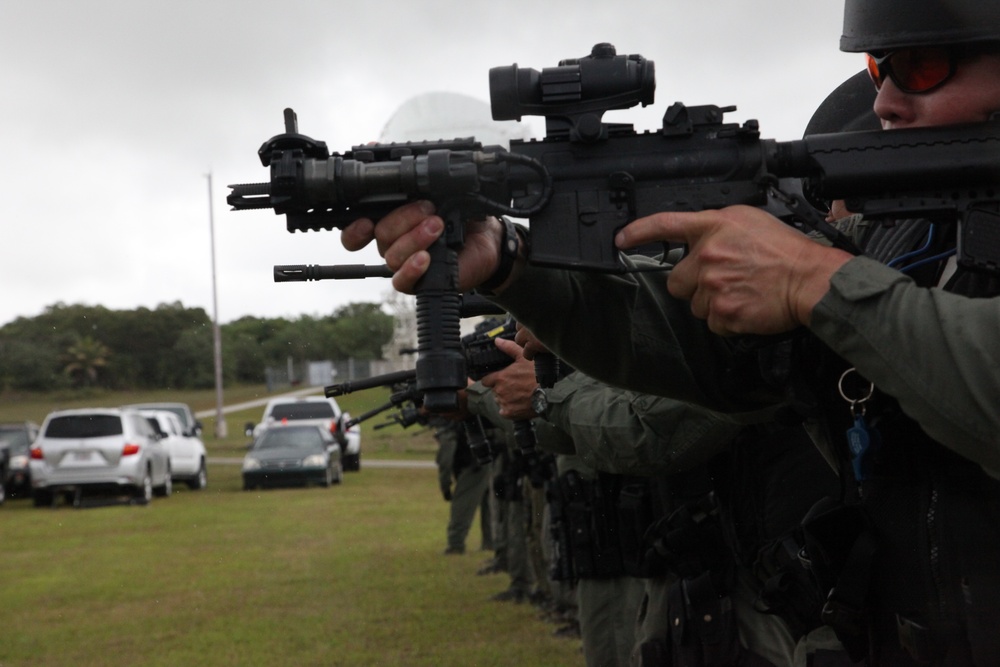 Marines team up with Guam’s SWAT in marksmanship training