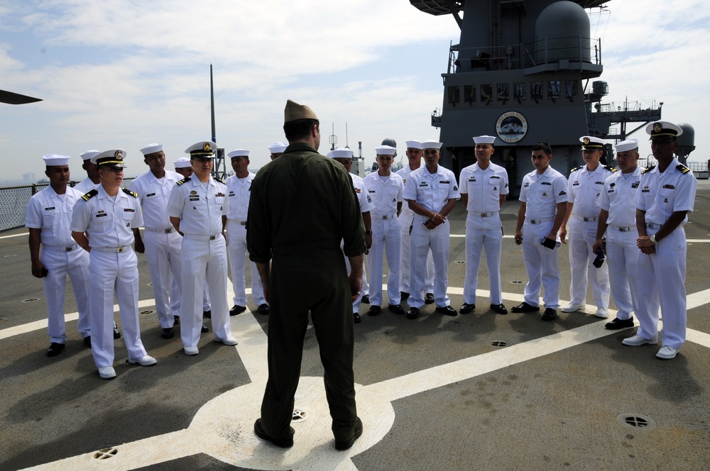 Philippine Navy sailors tour USS Blue Ridge (LCC 19)