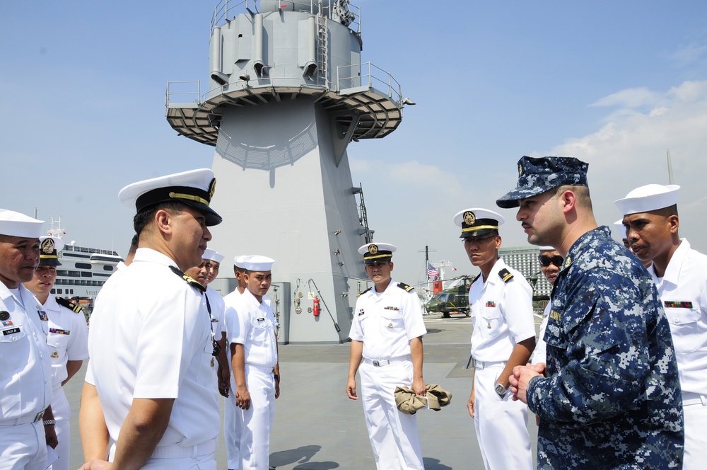 Philippine Navy sailors tour USS Blue Ridge (LCC 19)