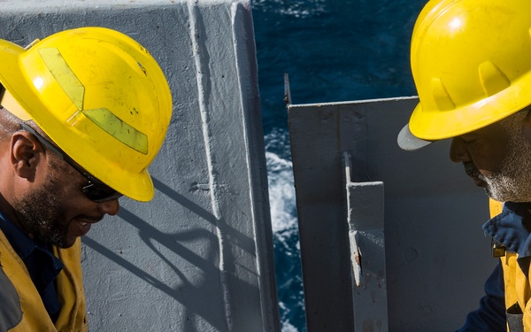 USS Ponce (AFSB(I) 15) underway replenishment with USNS Joshua Humphreys (T-AO 188)