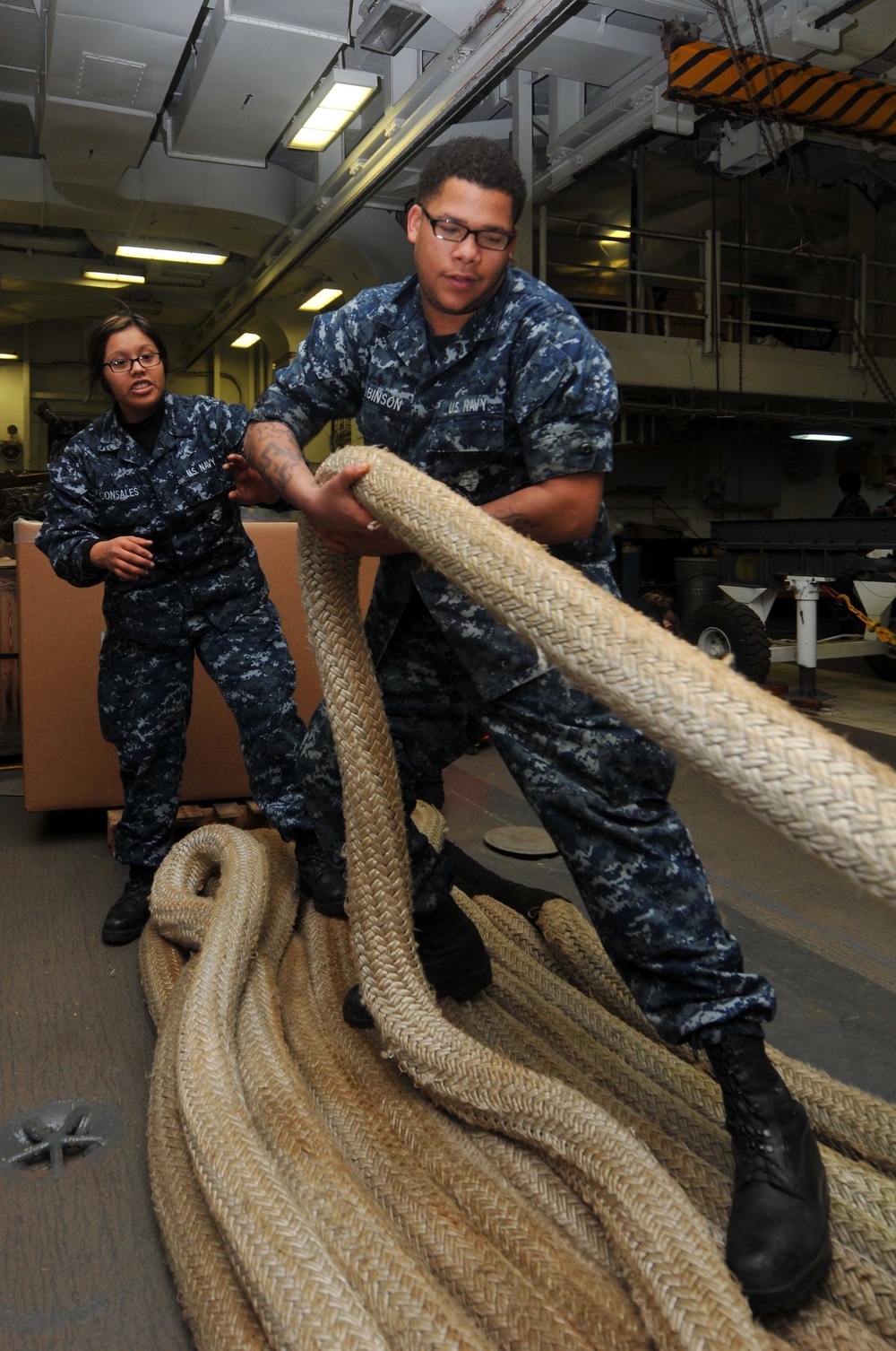 Flanking down mooring lines