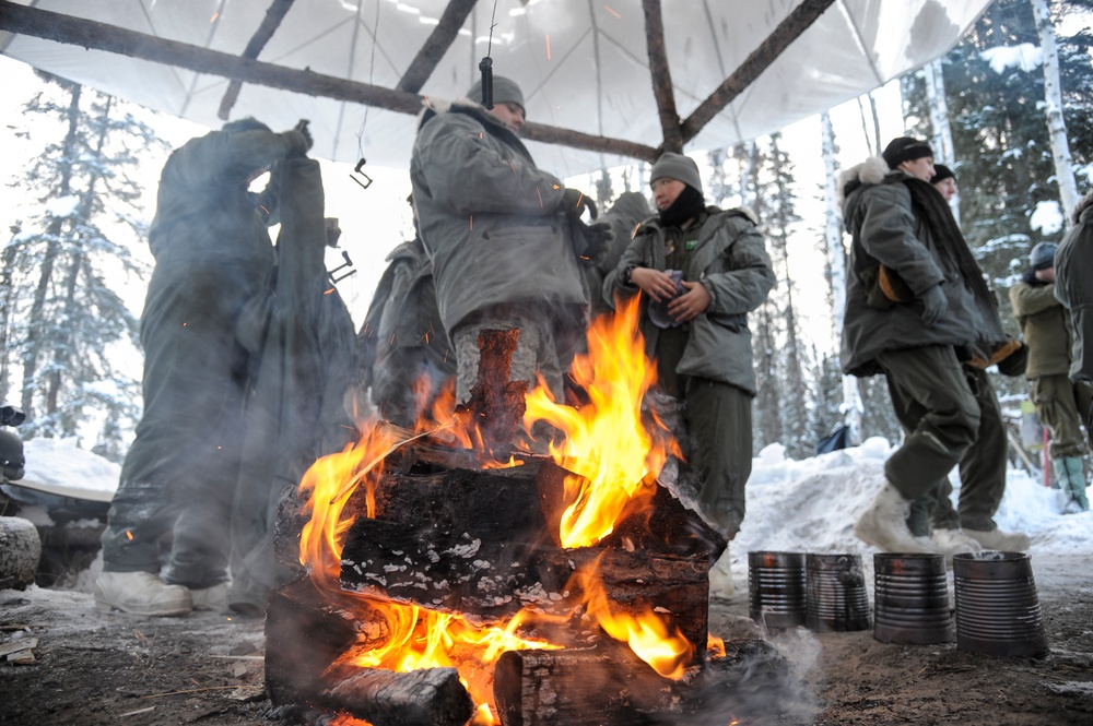 Service members conquer extreme Alaska at 'Cool School'