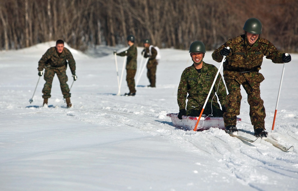 JGSDF members, Marines train on skis