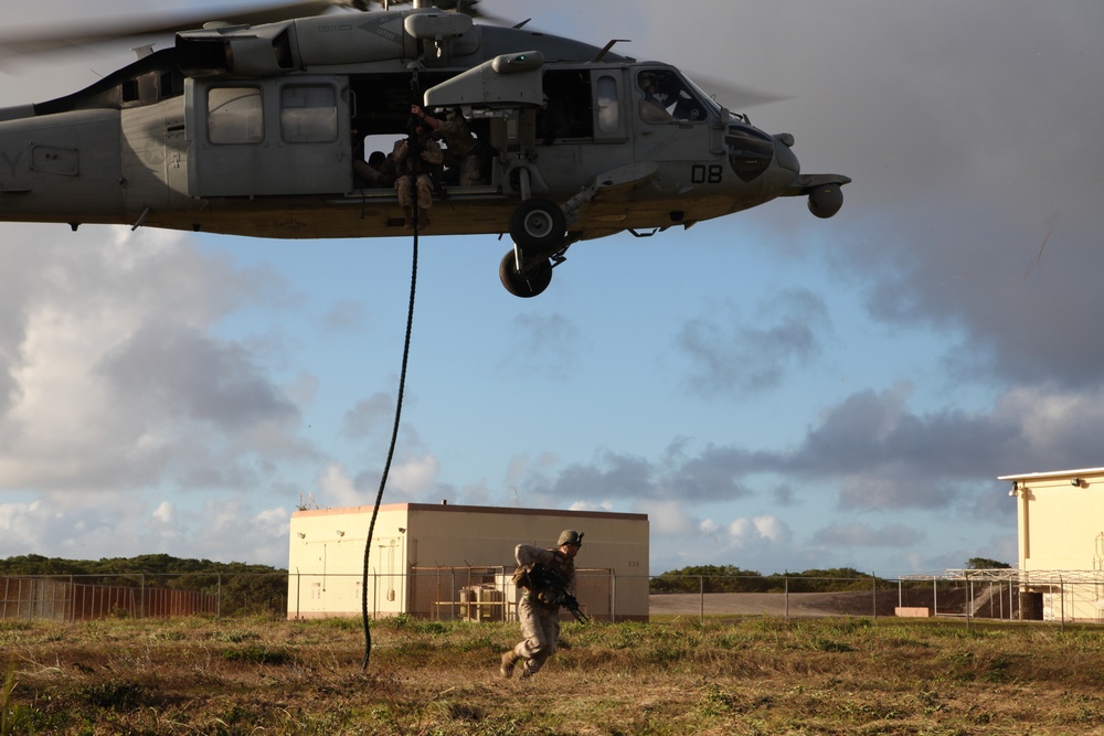 Marines fast-rope during Guahan Shield