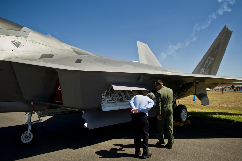 PACAF strengthens partenerships during 2013 Australian International Airshow