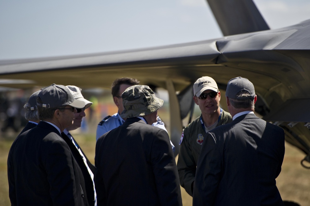 PACAF strengthens partenerships during 2013 Australian International Airshow