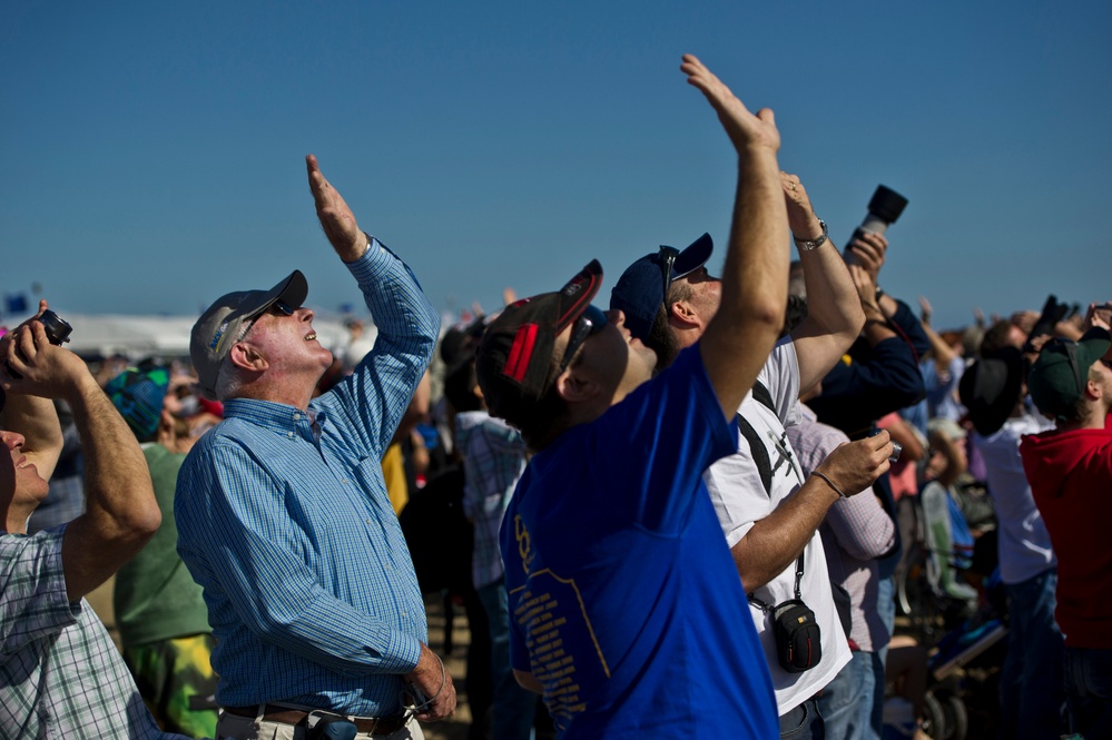 PACAF strengthens partenerships during 2013 Australian International Airshow