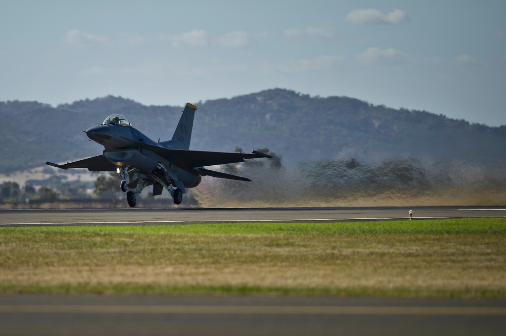 PACAF strengthens partenerships during 2013 Australian International Airshow