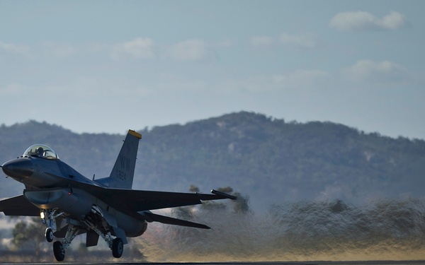 PACAF strengthens partenerships during 2013 Australian International Airshow