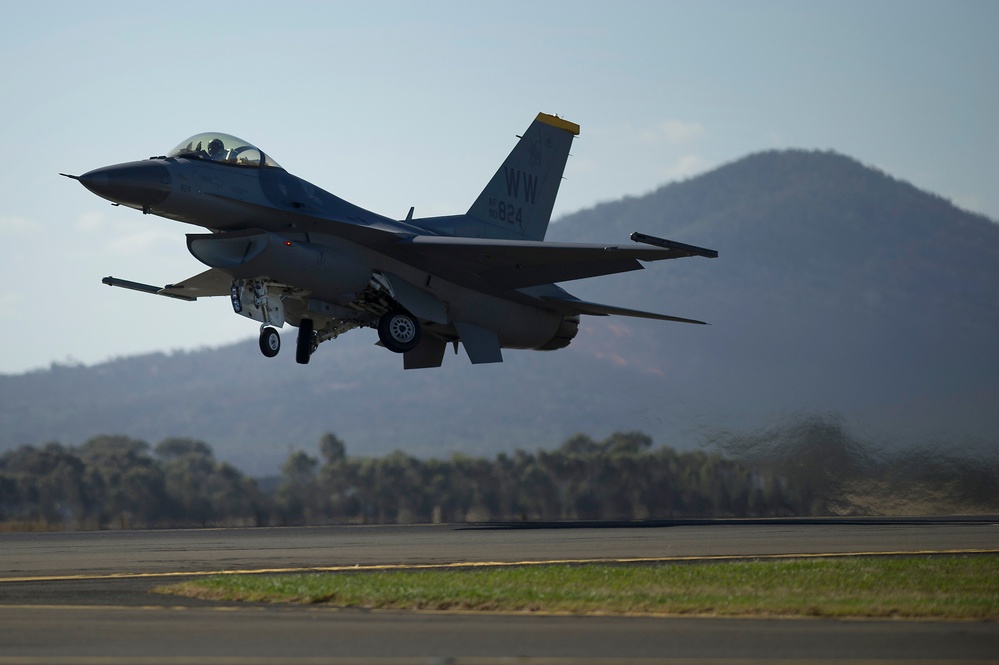 PACAF strengthens partenerships during 2013 Australian International Airshow