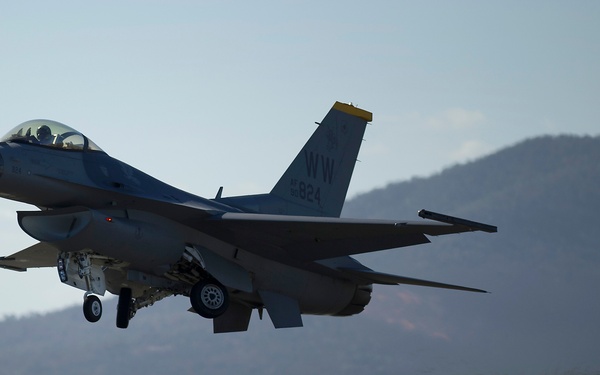 PACAF strengthens partenerships during 2013 Australian International Airshow