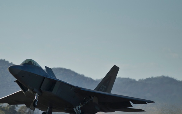 PACAF strengthens partenerships during 2013 Australian International Airshow