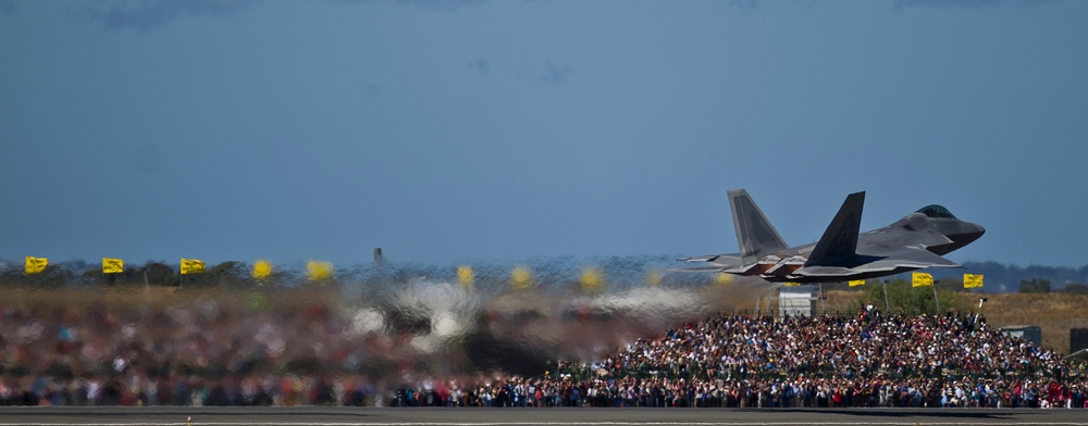 PACAF strengthens partenerships during 2013 Australian International Airshow