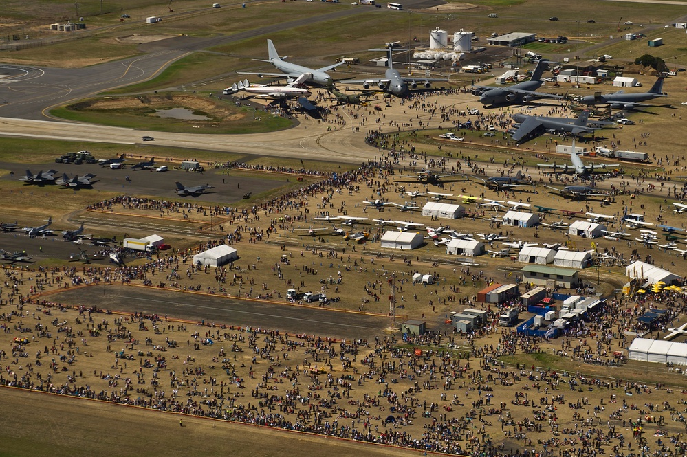 PACAF strengthens partenerships during 2013 Australian International Airshow