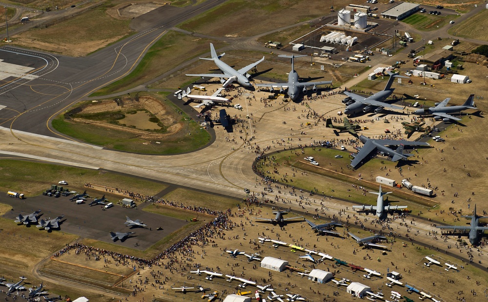 PACAF strengthens partenerships during 2013 Australian International Airshow