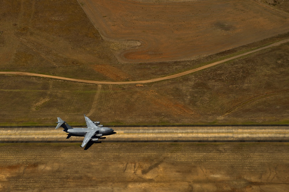 PACAF strengthens partenerships during 2013 Australian International Airshow