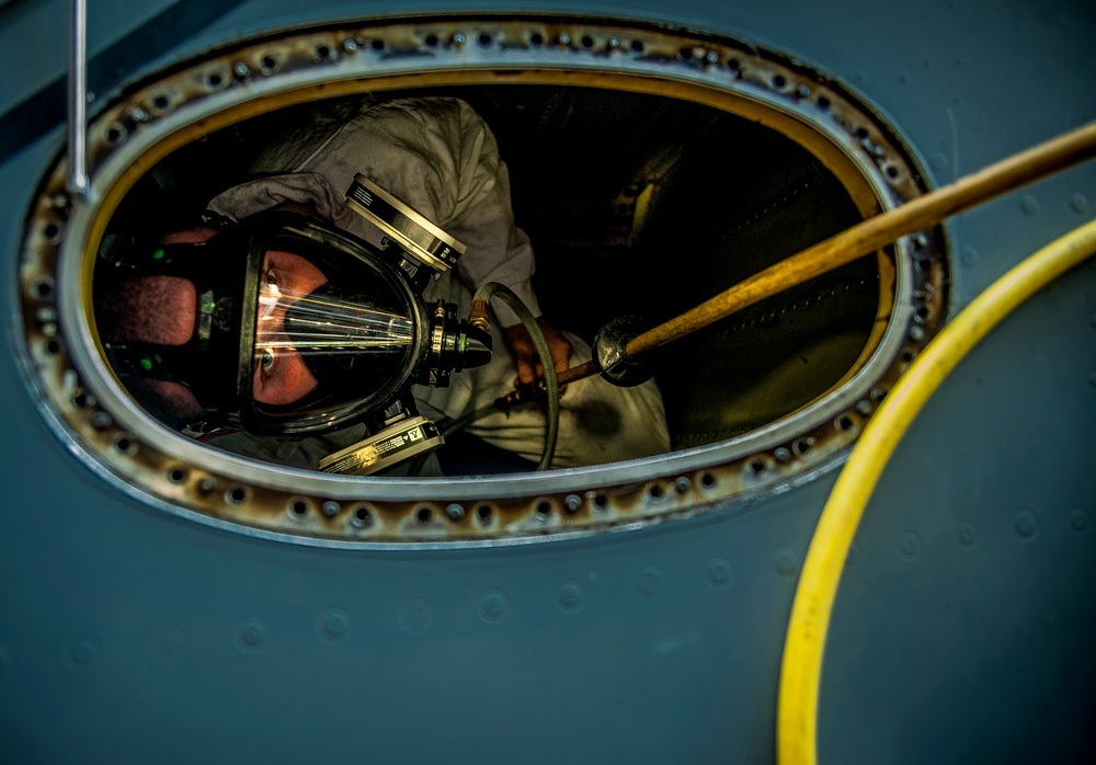 Airmen make dirty job look spotless