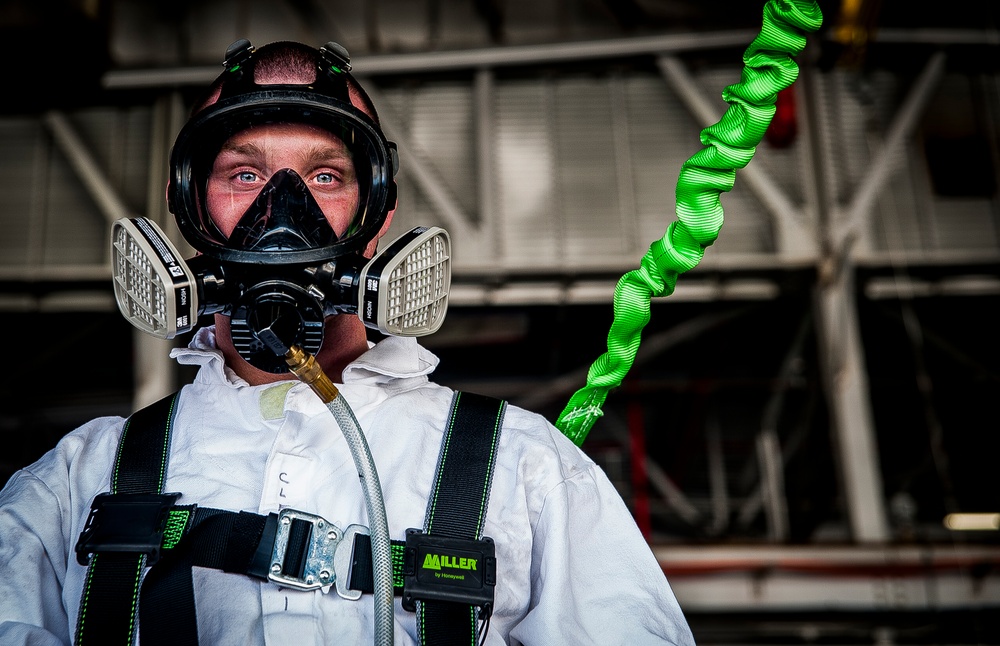 Airmen make dirty job look spotless