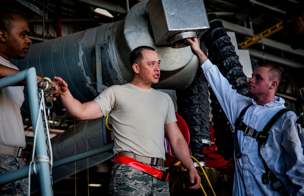 Airmen make dirty job look spotless