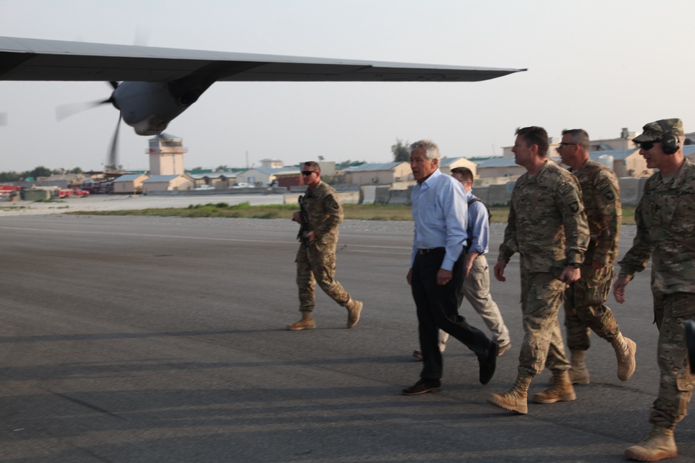 Secretary of Defense visits Forward Operating Base Fenty