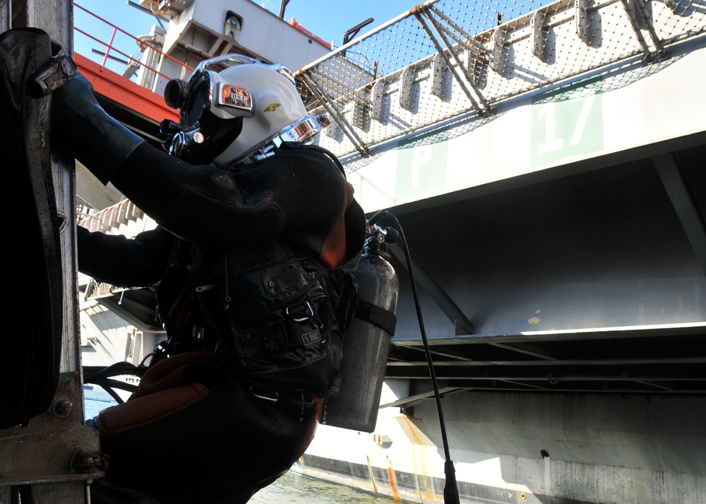 USS Abraham Lincoln maintenance