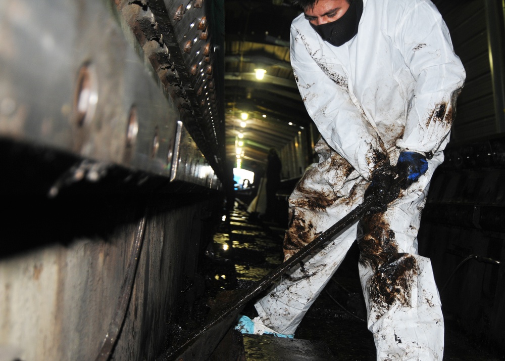 USS Abraham Lincoln maintenance