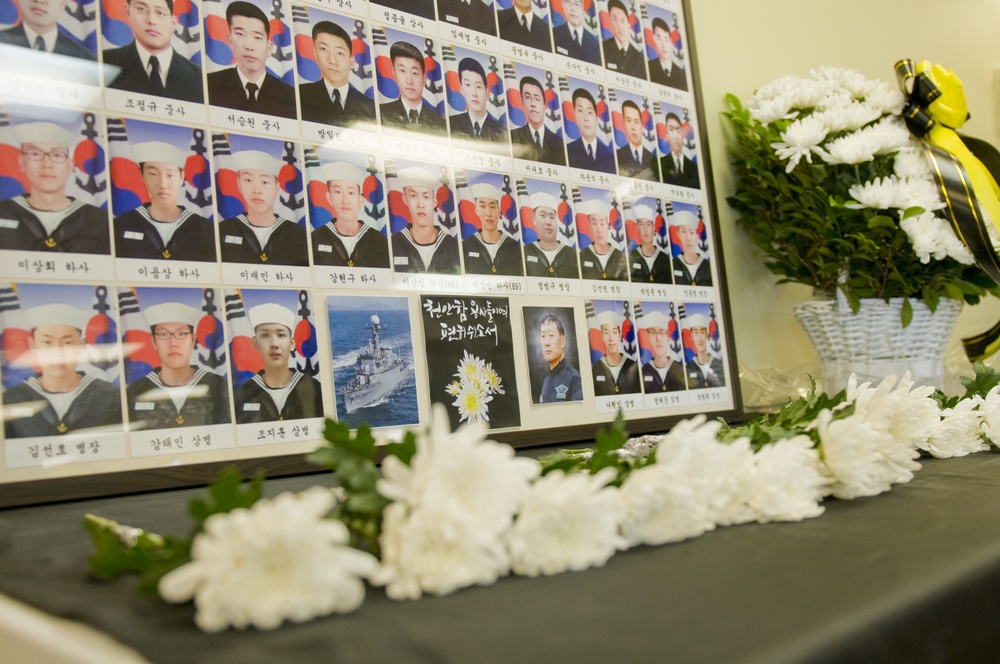 ROK and US military pay tribute to fallen ROKS Cheonan crewmembers