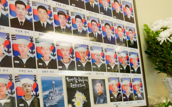 ROK and US military pay tribute to fallen ROKS Cheonan crewmembers