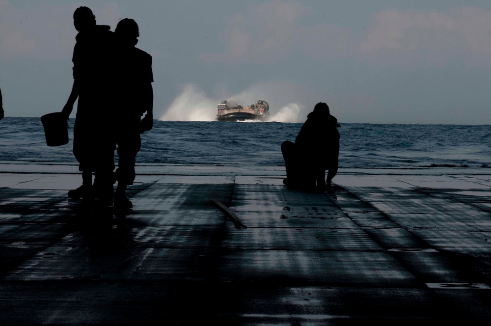 DVIDS - Images - LCAC Onload [Image 3 of 3]