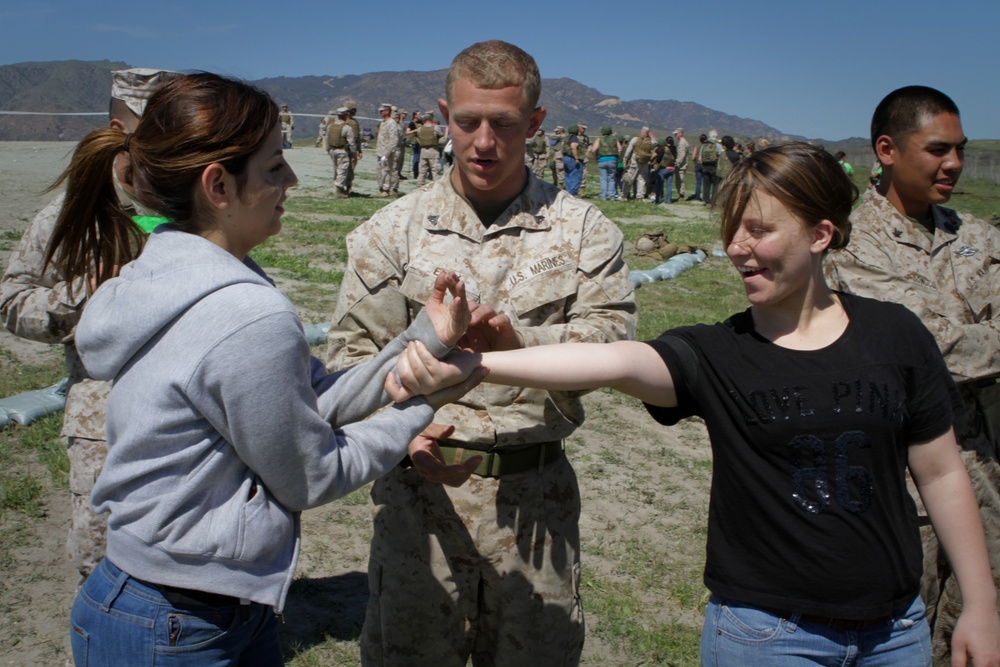 Spouses, family of 3rd Assault Amphibian Battalion take to the field
