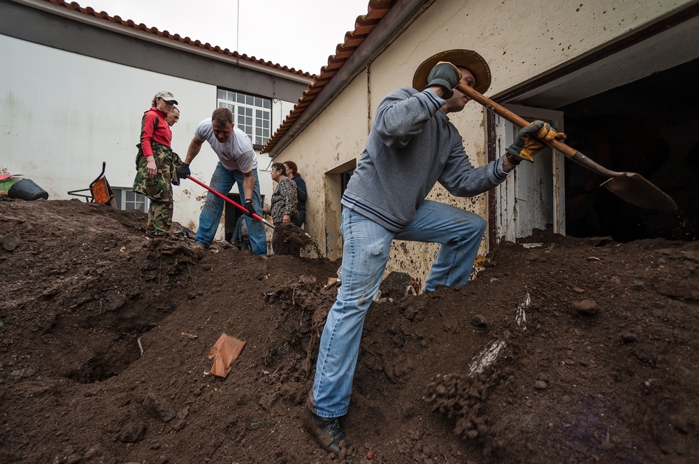 Lajes Field volunteers to remove mud from homes in Porto Judeu