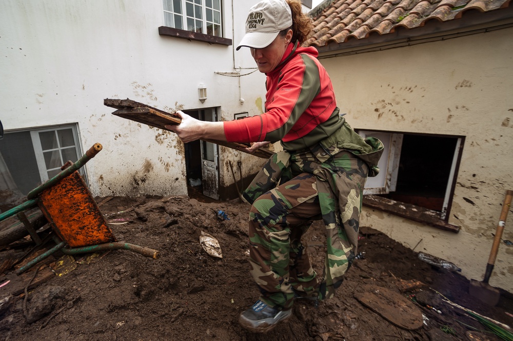 Lajes Field volunteers to remove mud from homes in Porto Judeu