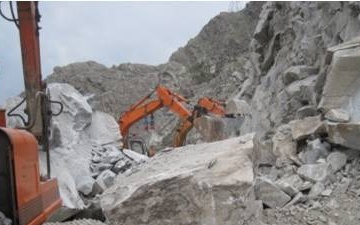 Afghan construction crew demolishes boulders on Highway 7
