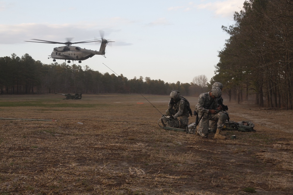HMH-366 heavy helicopters lift M777 howitzers