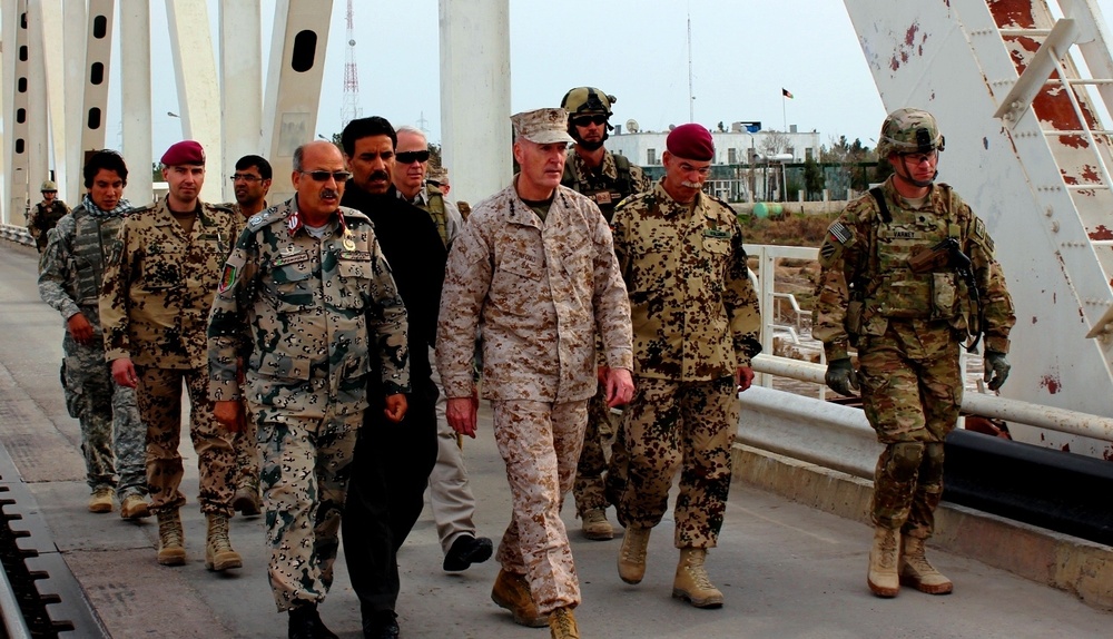 ISAF commander visits border crossing at Hairatan