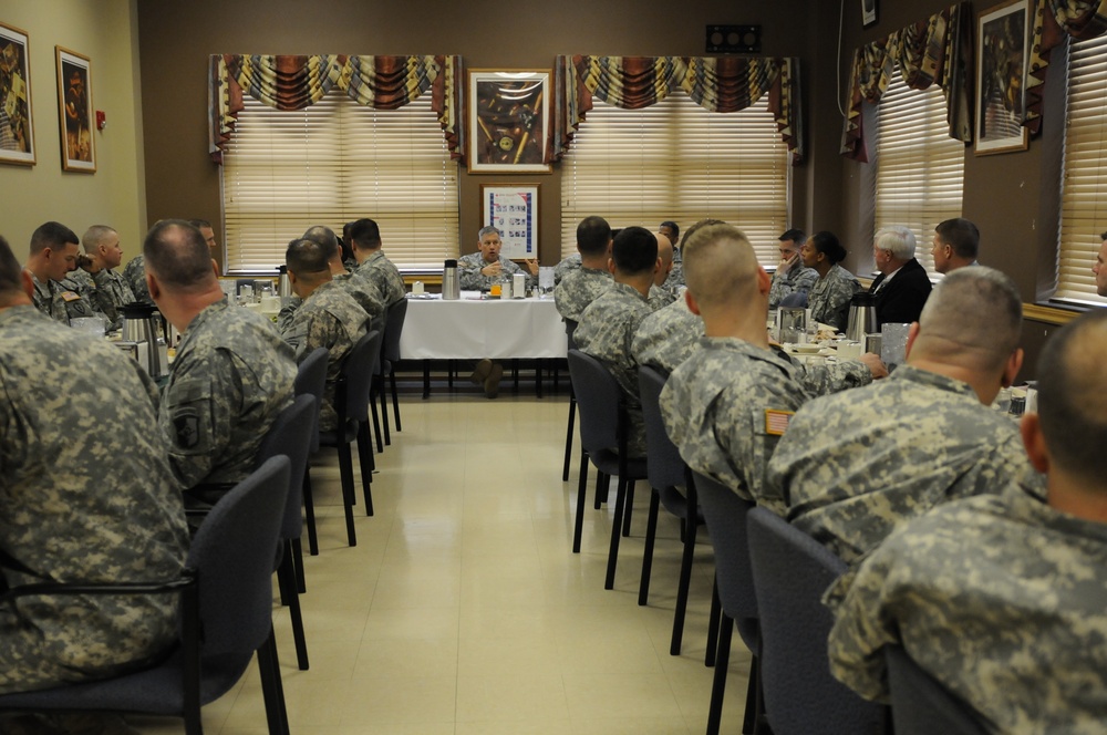 Senior Logistician visits Fort Campbell’s 'Lifeliners'