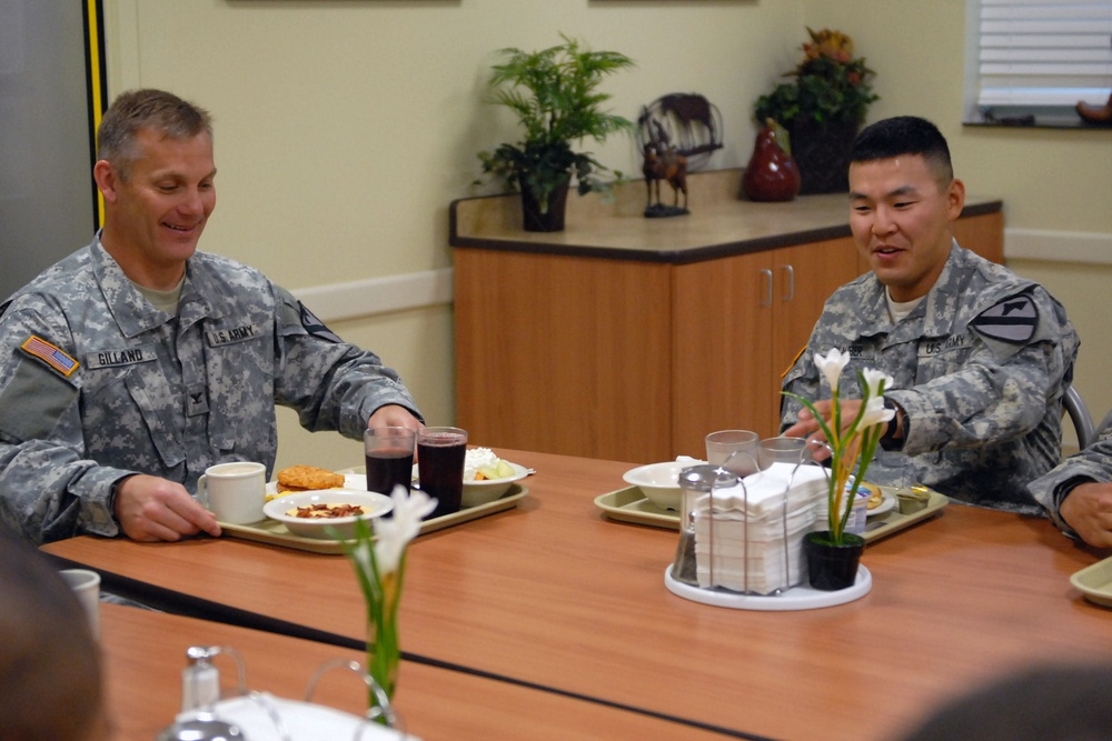 Ironhorse leadership dines with junior soldiers