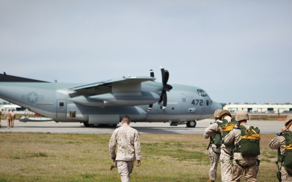 Follow me: Marines renew airborne certification