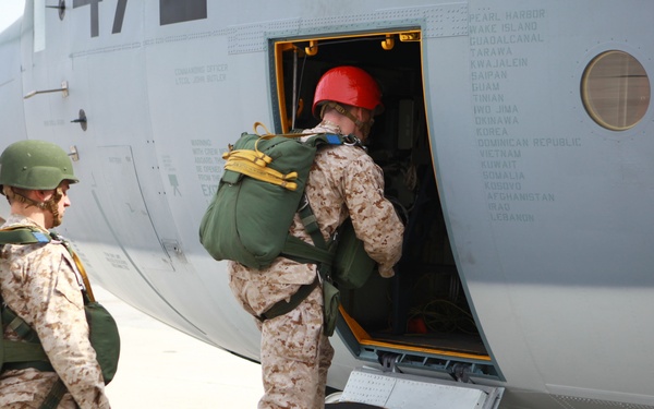 Follow me: Marines renew airborne certification
