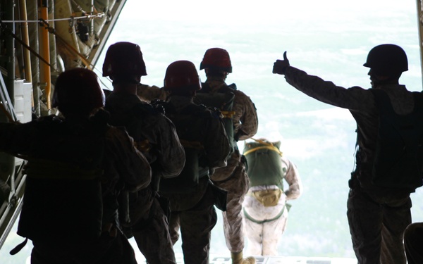 Follow me: Marines renew airborne certification