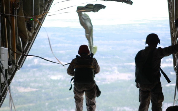 Follow me: Marines renew airborne certification