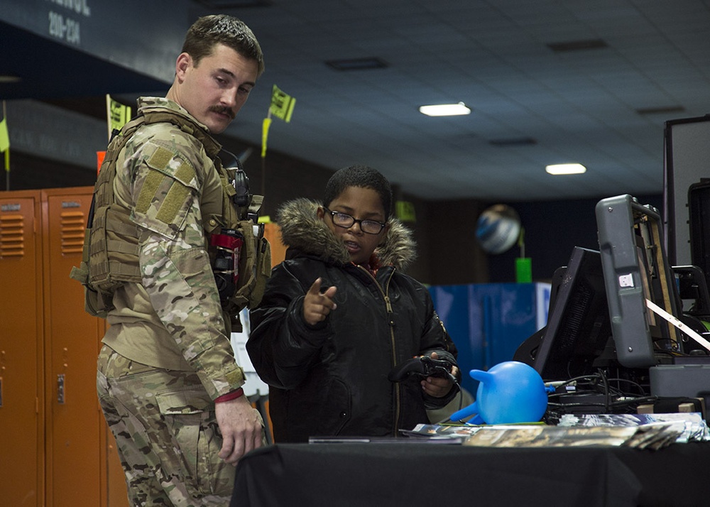 Navy EOD, divers promote science, technology with local students