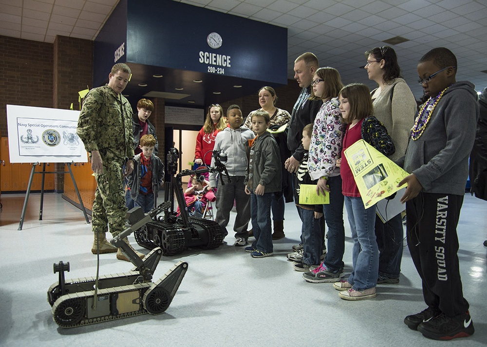 Navy EOD, divers promote science, technology with local students
