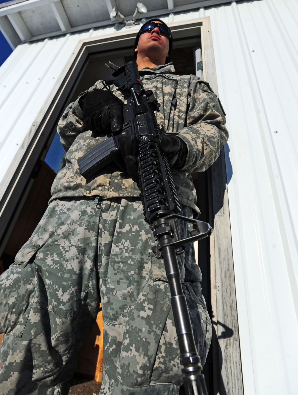 &quot;Timber!&quot; Paratroopers cut down trees with explosives