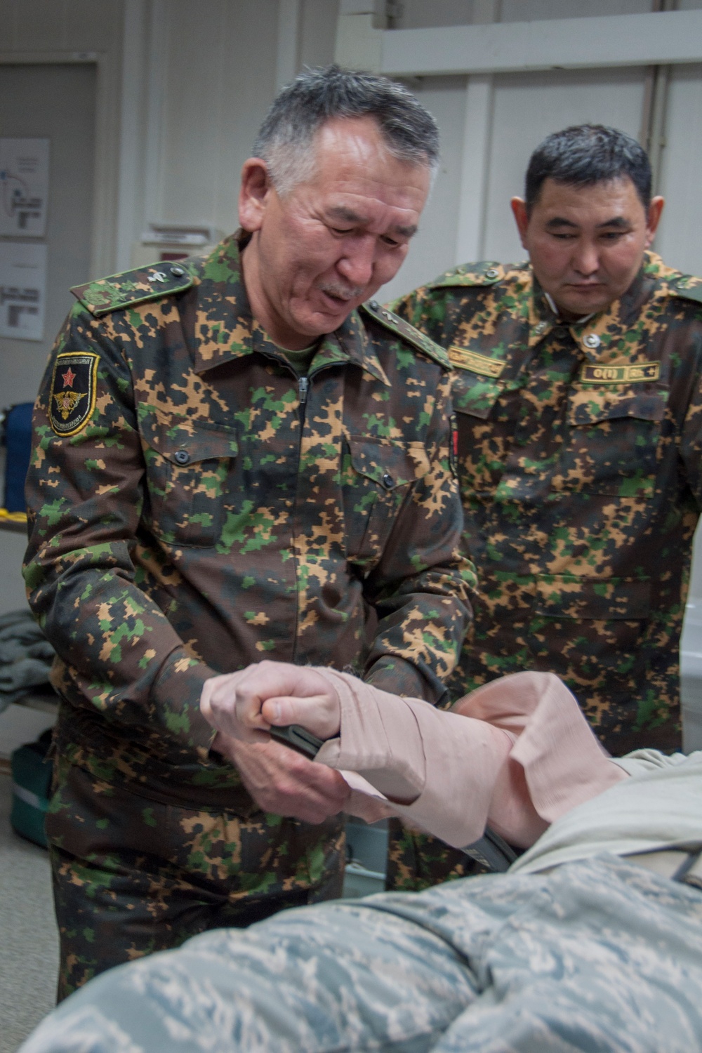 TCM introduces Kyrgyz military to aeromedical evacuations